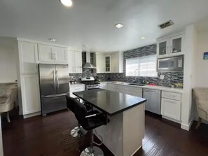 Fridge, microwave, oven, stovetop - Beautiful & Luxury 4 BR home with POOL in Tarzana
 (Los Angeles)