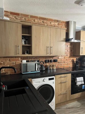 Fridge, microwave, oven, stovetop - Urban house overlooking the city (Norfolk)