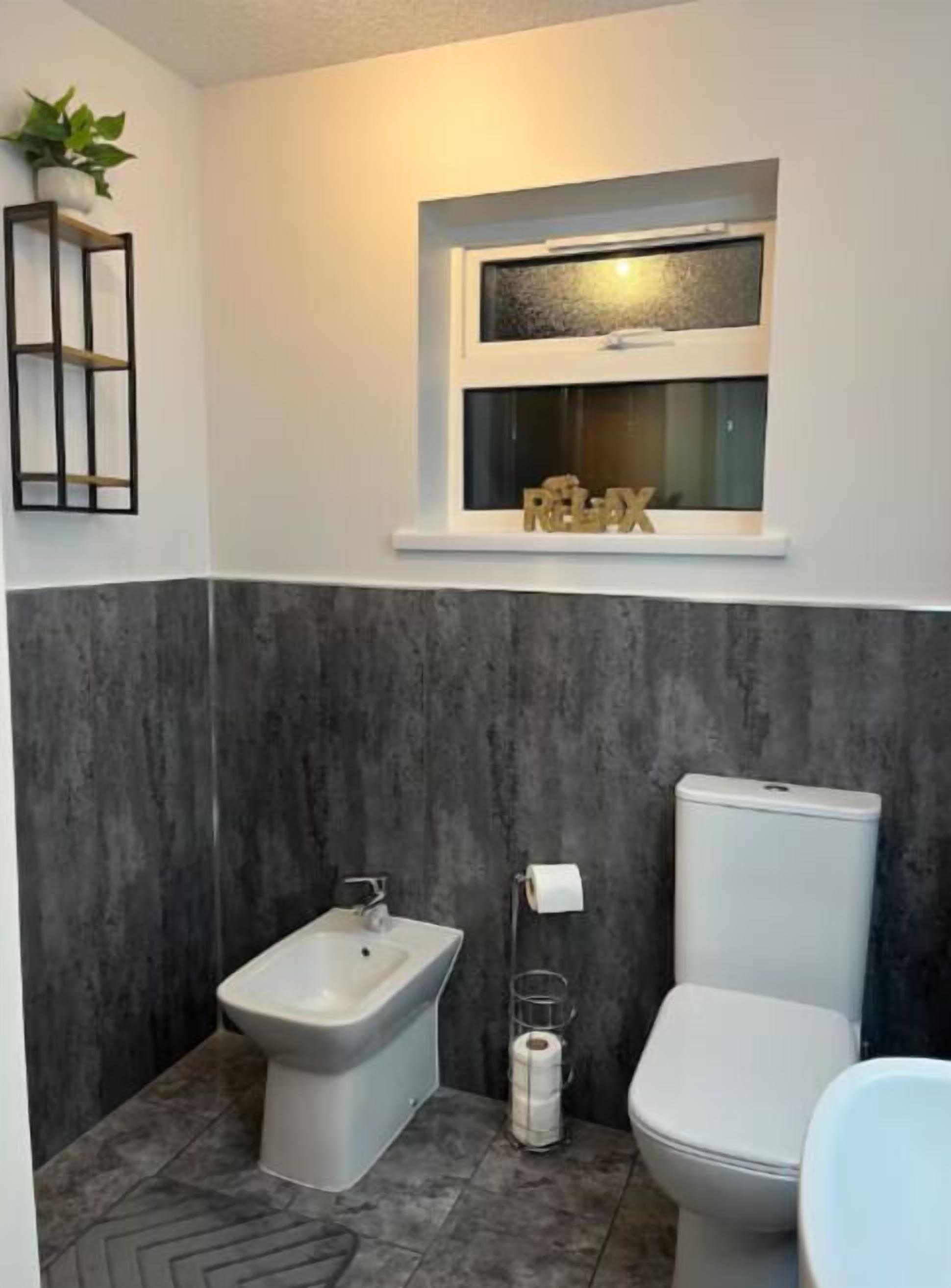 Een haardroger, handdoeken