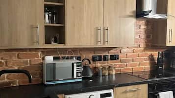 Kjøleskap, mikrobølgeovn, ovn og kokeplater