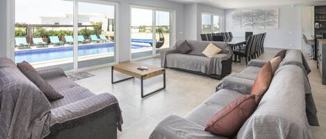 TV, table football, ping pong, stereo