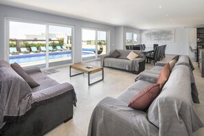 TV, table football, ping pong, stereo - Villa Atlantica 6 (sleeps 13), 1km to Carvoeiro beach (Carvoeiro)