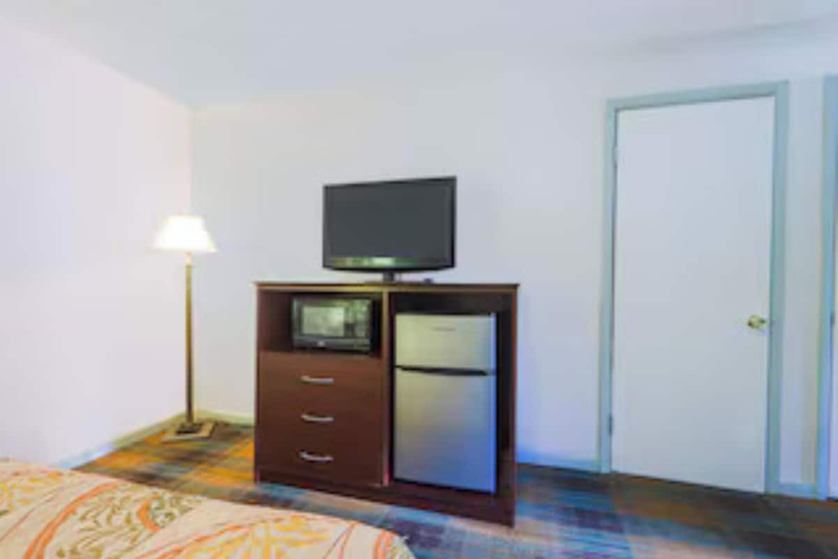 Escritorio, wifi gratis y ropa de cama