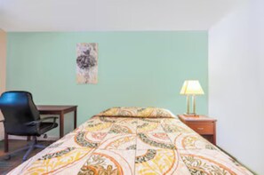Escritorio, wifi gratis y ropa de cama 