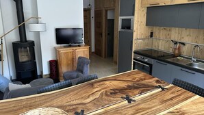 Una cucina moderna con mobili in legno, un forno a microonde integrato e un piano cottura.