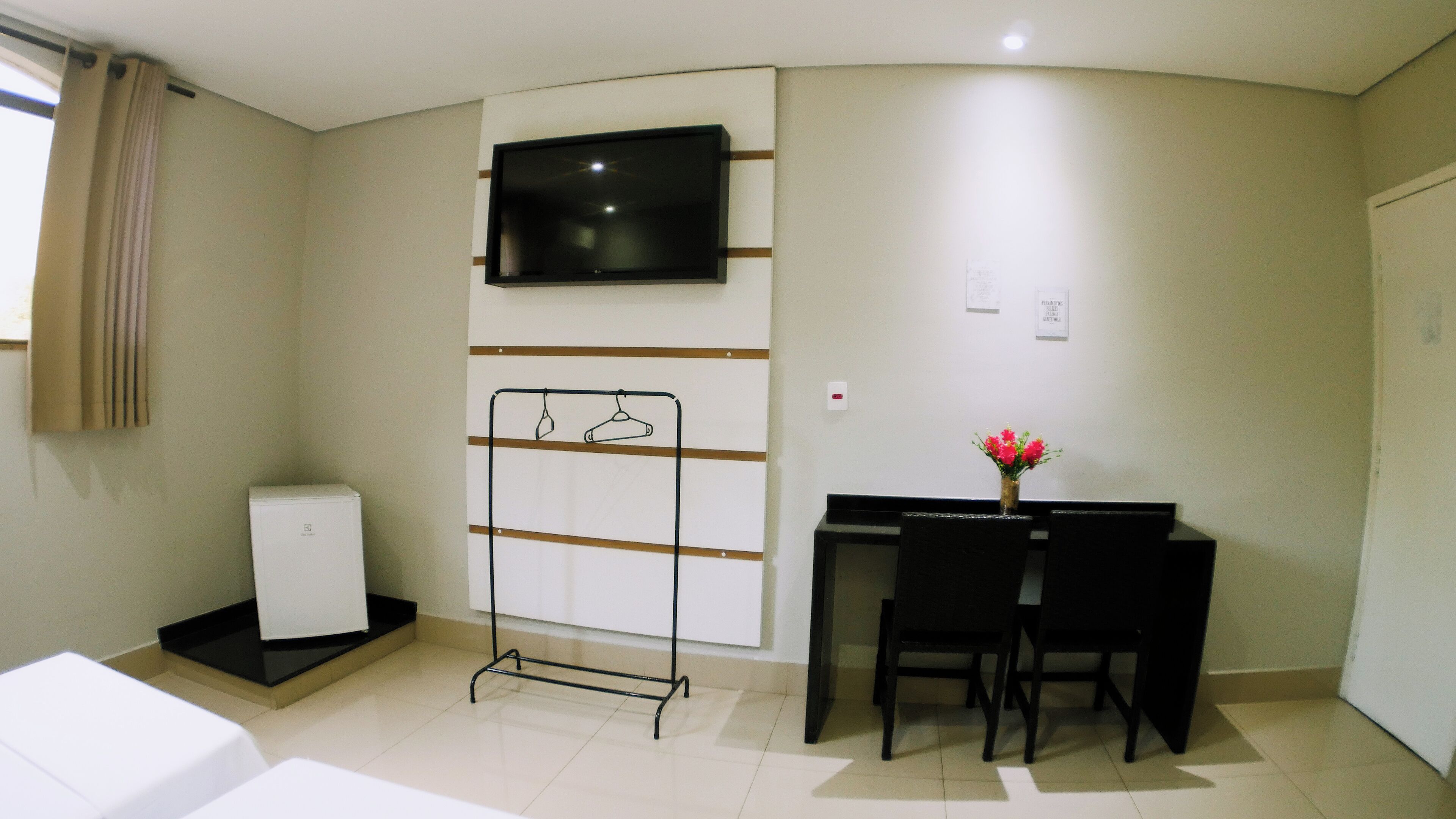 Quarto duplo | Frigobar, quartos à prova de som, Wi-Fi de cortesia, roupa de cama