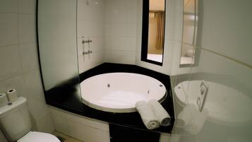 Quarto casal luxo | Banheira de hidromassagem particular