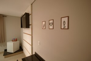 ميني بار وتجهيزات عازلة للصوت وواي فاي مجانًا وملاءات أسرّة