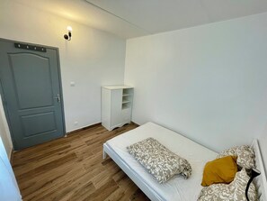 3 sovrum, skrivbord, strykjärn/strykbräda och resesäng