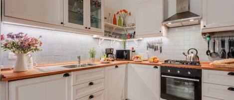 Frigorifero, microonde, forno, lavastoviglie