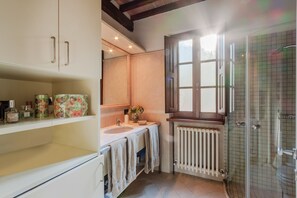 Shower, hair dryer, towels