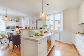 Kühlschrank, Mikrowelle, Ofen, Geschirrspüler