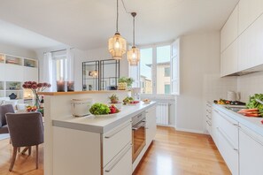 Jääkaappi, mikroaaltouuni, uuni, astianpesukone