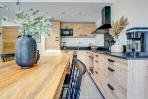 Fridge, oven, dishwasher, coffee/tea maker