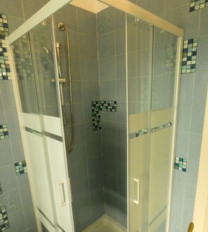 Douche, sèche-cheveux, bidet, serviettes fournies
