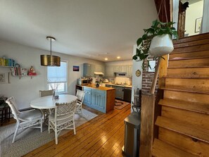 Dining - Beautiful Downtown 2 Bedroom 2 Bath apartment by the water  (Newport)