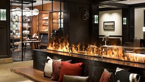 Un interior moderno con chimenea, zona de estar y bar.