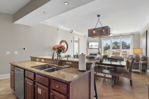 Interior - Rolling Tides awaits you! Beautiful beach, Luxurious pools, Family friendly (Santa Rosa Beach)