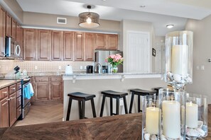 Fridge, microwave, oven, stovetop - Rolling Tides awaits you! Beautiful beach, Luxurious pools, Family friendly (Santa Rosa Beach)