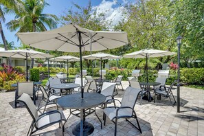 Outdoor dining - Newly Updated Golf Villa w/ Free Golf May-Oct (Naples)
