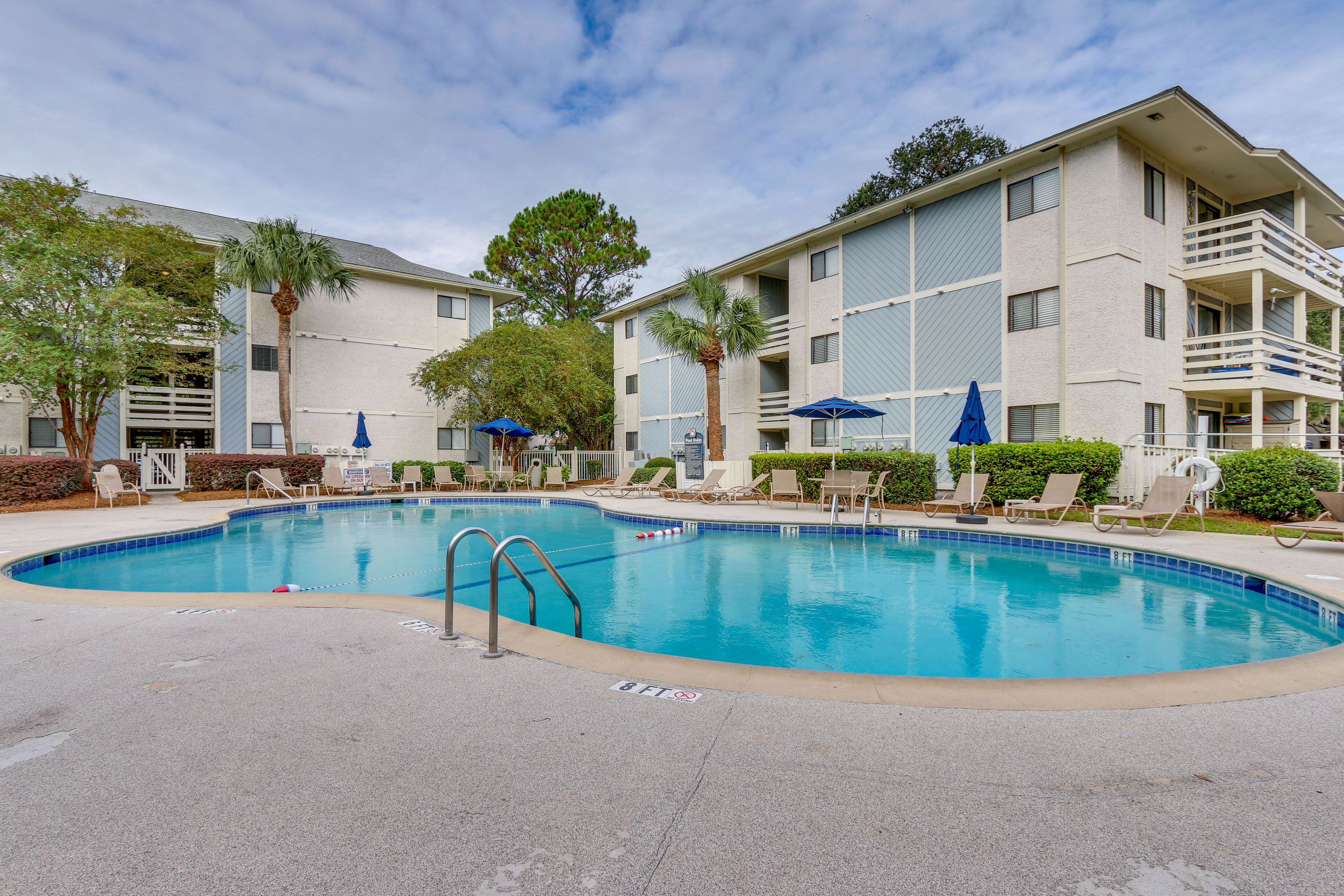 Coastal Hilton Head Getaway: Steps to Beach!