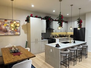 Køleskab, mikrobølgeovn, ovn, kogeplade