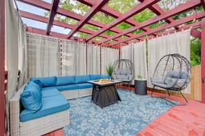 Terrace/patio - Holiday-Ready, Spacious & Bright Home w/ Backyard Retreat, Near City Attractions (Atlanta)
