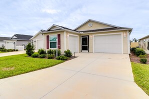 Exterior - Golfer's Paradise: Pet-Friendly Home in Wildwood (Wildwood)