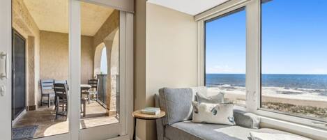 Smart-TV, Tischtennisplatte, Bücher