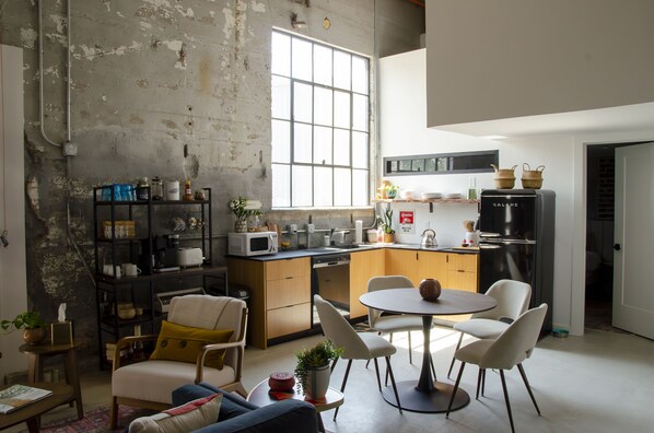 Fridge, microwave, oven, dishwasher - Historic Rogers Milk Plant- Bike, Shop, & Eat (Rogers)