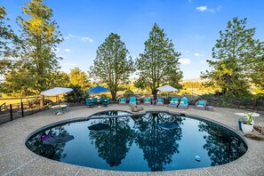 A heated pool - Private Pool & Large Deck: Modern Cotati Villa! (Cotati)