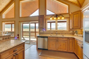 Fridge, microwave, stovetop, dishwasher - Hot Tub & Fire Pit: Idyllic Getaway in Angel Fire! (Angel Fire)