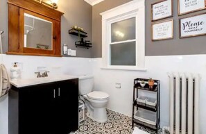 SĂšche-cheveux, serviettes fournies, savon, papier toilette