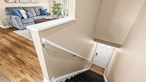 Un escalier avec une rampe menant à un palier.