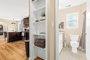 Hair dryer, towels - New! Cozy 1BR, Minutes to Roseville Downtown (Roseville)