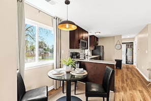 Fridge, microwave, oven, stovetop - New! Cozy 1BR, Minutes to Roseville Downtown (Roseville)