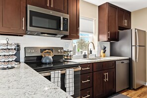 Kühlschrank, Mikrowelle, Ofen, Herdplatte