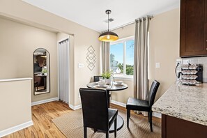 Dining - New! Cozy 1BR, Minutes to Roseville Downtown (Roseville)