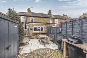 Outdoor dining - 2 Bed Cozy Cottage with Log Burner (Eton Wick)