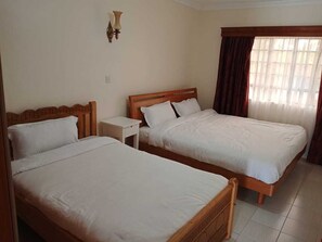 Premium bedding, blackout curtains, iron/ironing board, free WiFi - Juniper Green Gardens Resort (Mweiga)