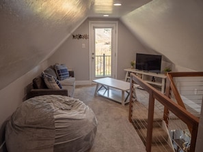 Smart TV, chimenea y estéreo