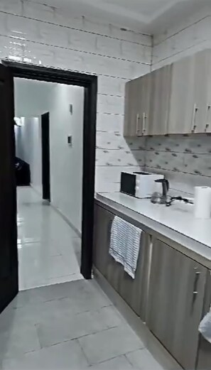 Kjøleskap, mikrobølgeovn, ovn og vannkoker