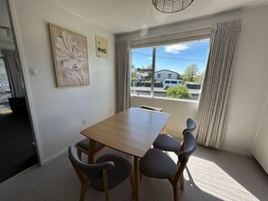 Dining - Omahau Oasis - Free WiFi (Twizel)