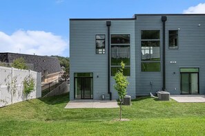 Exterior - Your Omaha Escape - Luxe End-Unit +2 Master Suites (Omaha)