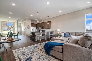 Smart TV, fireplace - Your Omaha Escape - Luxe End-Unit +2 Master Suites (Omaha)