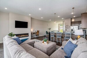 Smart TV, fireplace - Your Omaha Escape - Luxe End-Unit +2 Master Suites (Omaha)