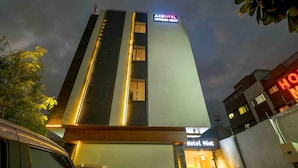 Ein modernes Hotelgebäude mit einem gut sichtbaren Schild für ACEOTEL EXPRESS MINT.