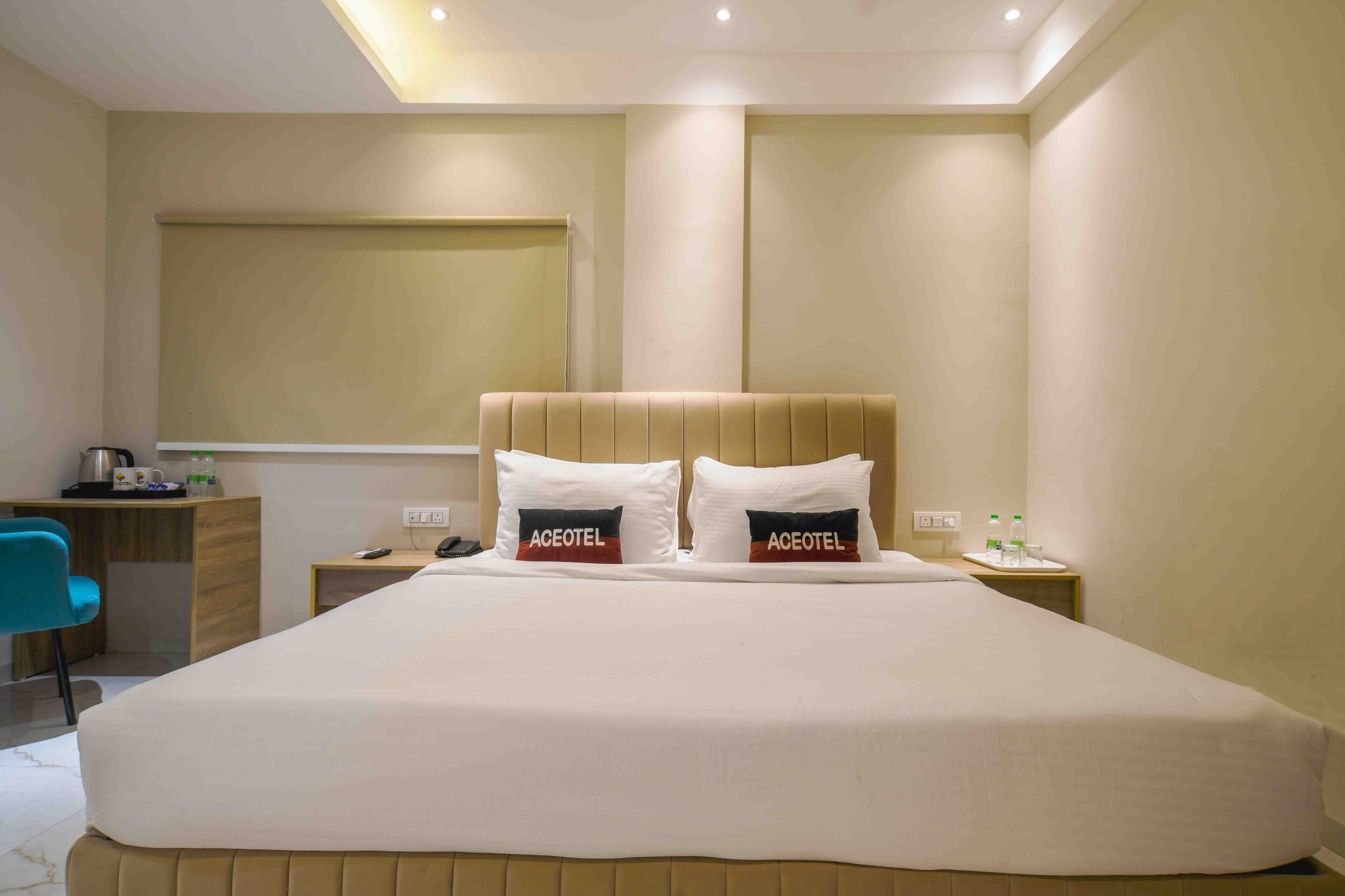 Deluxe Room | 1 bedroom, laptop workspace, soundproofing, iron/ironing board
