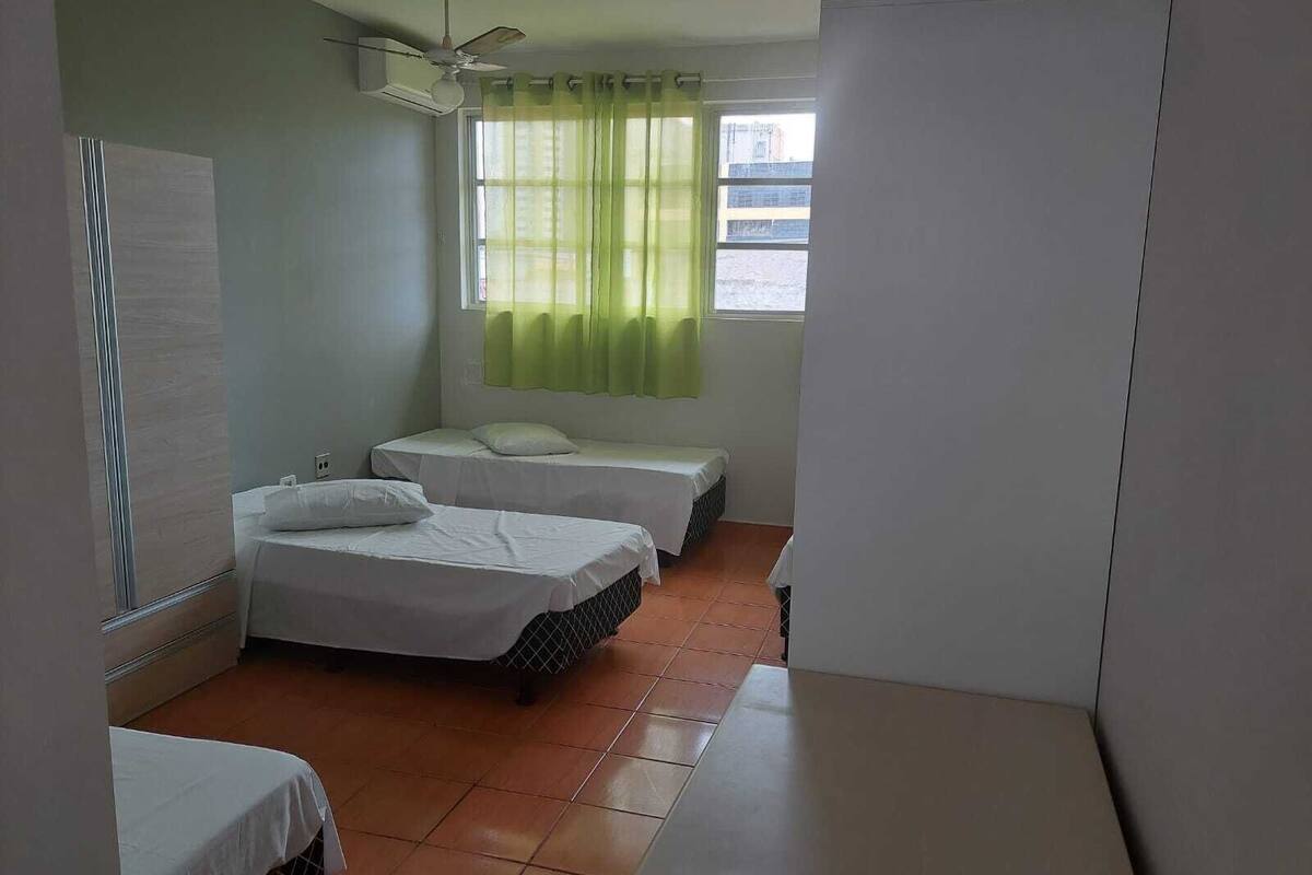 Espacio para trabajar con laptop, wifi gratis y ropa de cama 