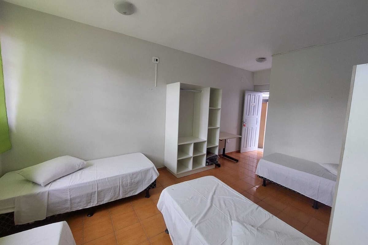Espacio para trabajar con laptop, wifi gratis y ropa de cama 